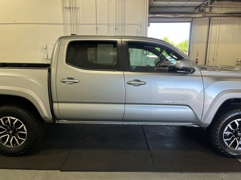 Used 2022 Toyota Tacoma TRD Sport w/ TRD Premium Sport Package AWD/4WD image 4