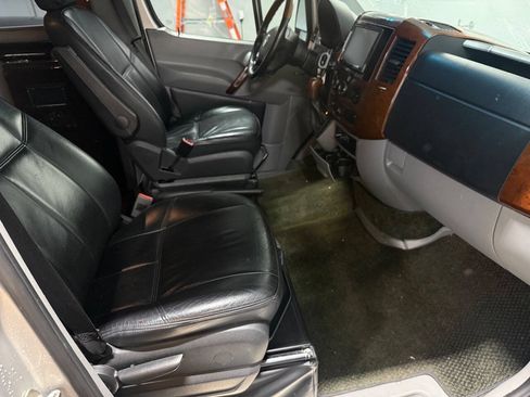 Used 2009 Dodge Sprinter 2500 RWD image 29