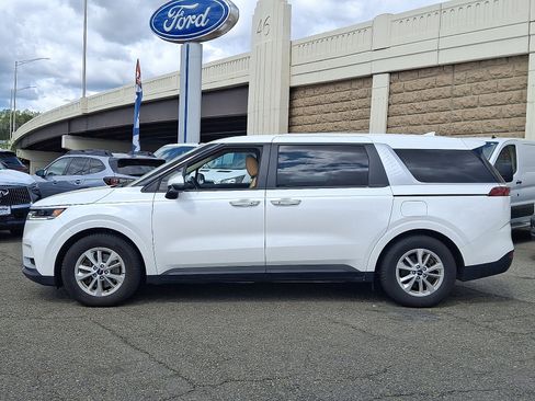 Used 2023 Kia Carnival LX FWD image 7