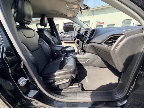 Used 2019 Jeep Cherokee Latitude Plus w/ Cold Weather Group AWD/4WD image 61