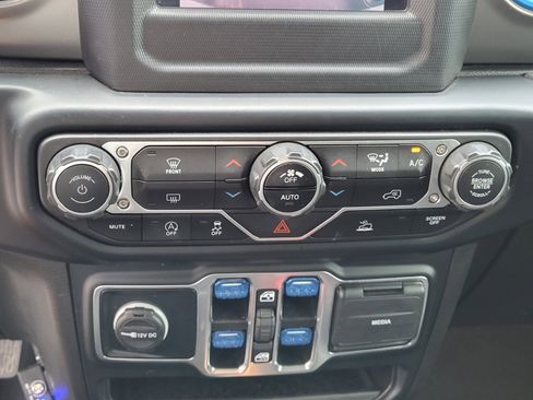 Used 2023 Jeep Gladiator Willys AWD/4WD image 21