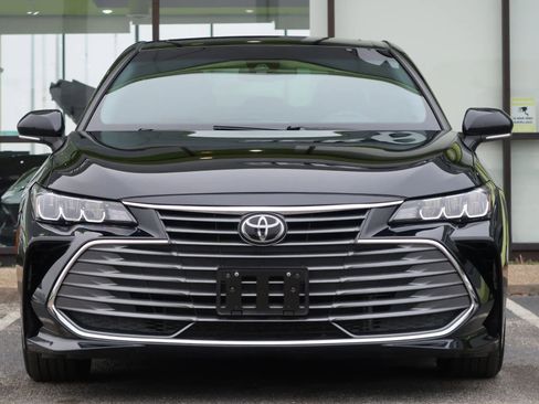 Used 2019 Toyota Avalon XLE w/ Moonroof Package FWD image 2