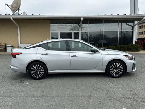 Used 2024 Nissan Altima 2.5 SV image 9