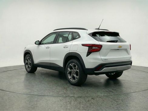 Used 2025 Chevrolet Trax LT FWD image 6