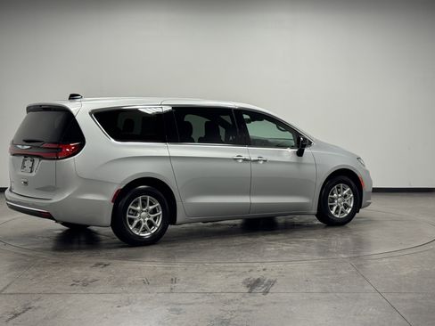 New 2026 Chrysler Pacifica Select image 9