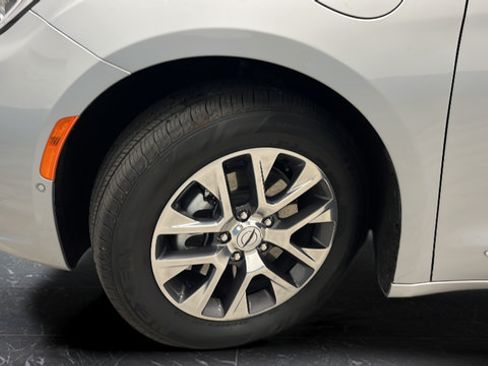 Used 2023 Chrysler Pacifica Pinnacle FWD image 38