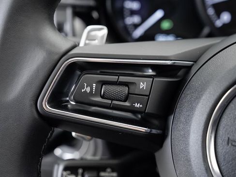 Used 2025 Porsche Macan image 12