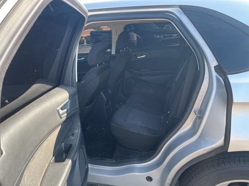 Used 2019 Ford Edge SE FWD image 10