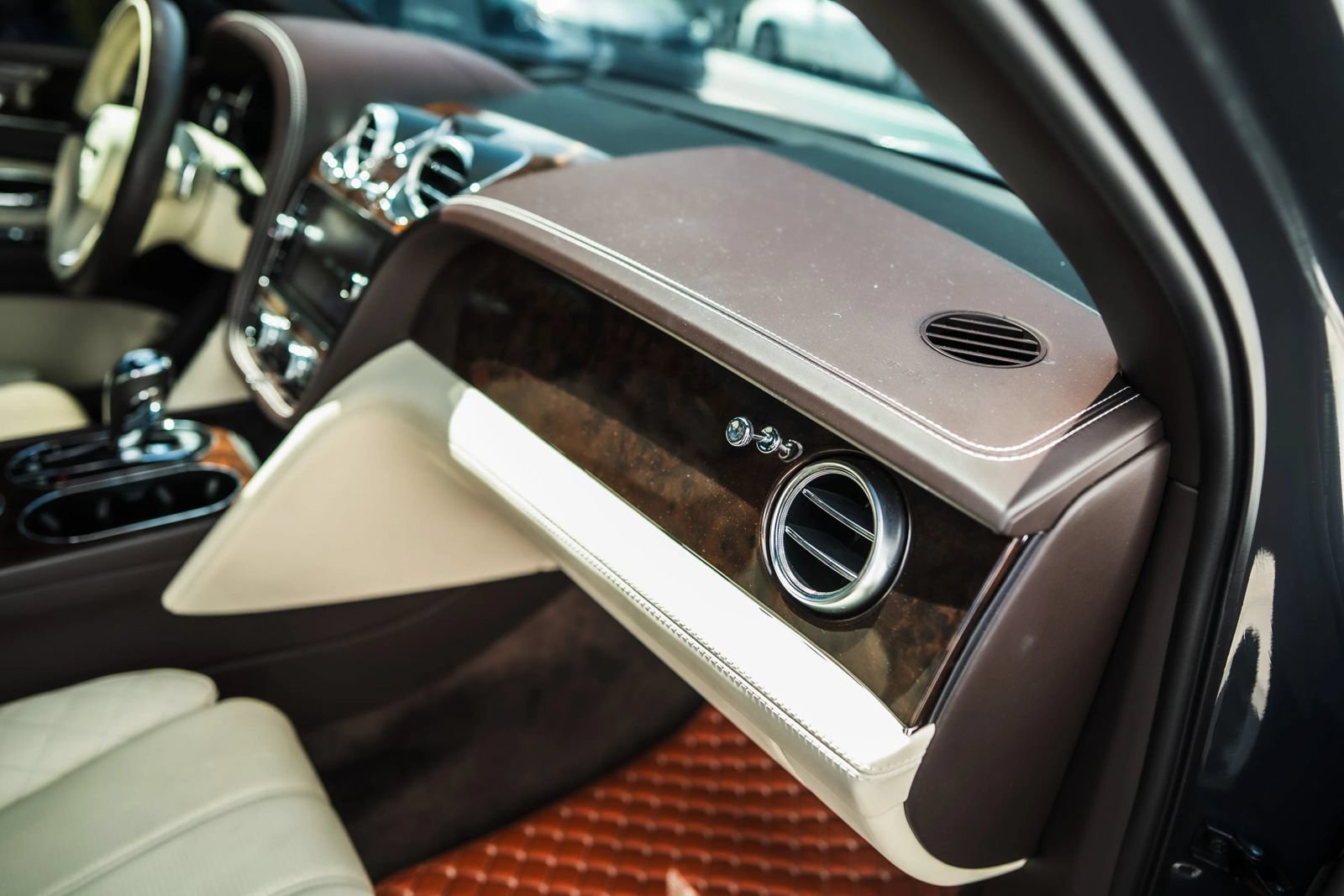 Used 2018 Bentley Bentayga AWD/4WD image 32