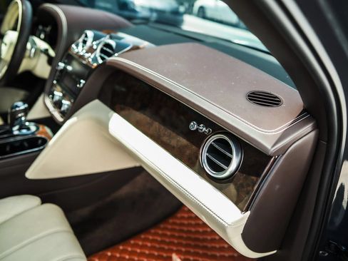 Used 2018 Bentley Bentayga AWD/4WD image 32