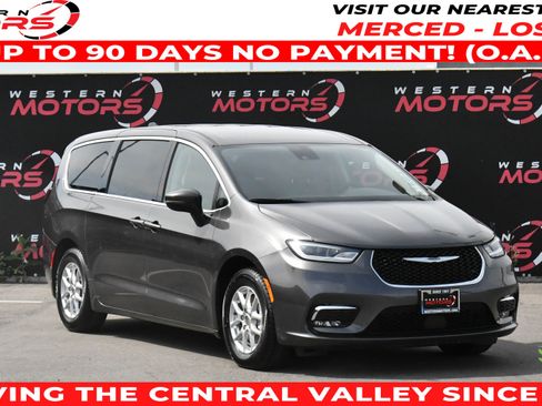 Used 2023 Chrysler Pacifica Touring-L FWD image 1