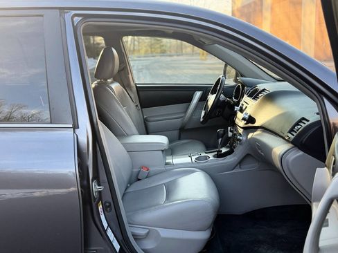 Used 2012 Toyota Highlander SE w/ Tow Pkg image 8