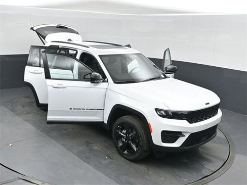 New 2025 Jeep Grand Cherokee Altitude image 48