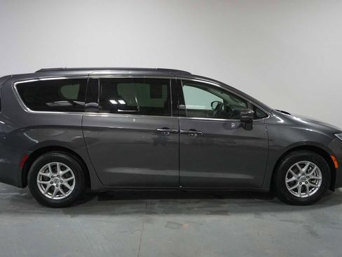 Used 2022 Chrysler Pacifica Touring-L image 6