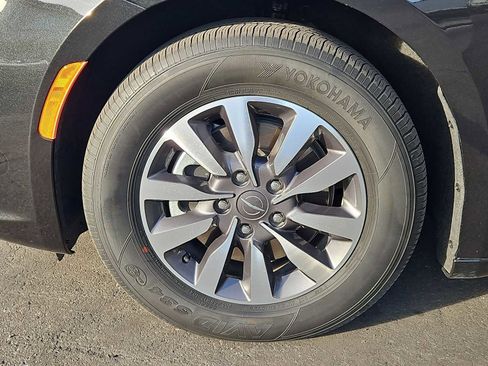 Used 2022 Chrysler Pacifica Touring-L image 14