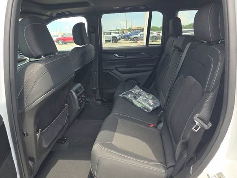 Used 2024 Jeep Grand Cherokee Laredo X AWD/4WD image 5