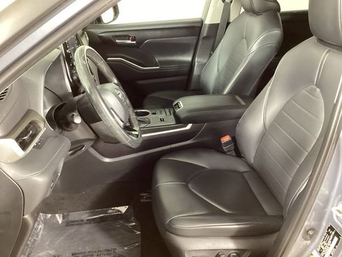 Used 2021 Toyota Highlander XLE AWD/4WD image 9