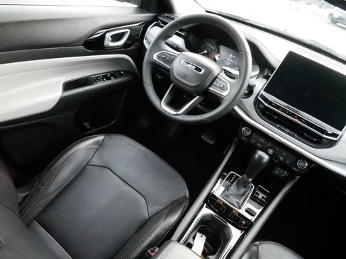 Used 2023 Jeep Compass Limited image 9