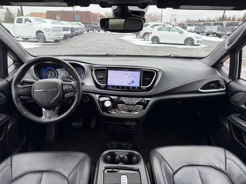 Used 2021 Chrysler Pacifica Touring-L w/ Uconnect Theater Family Group AWD/4WD image 38