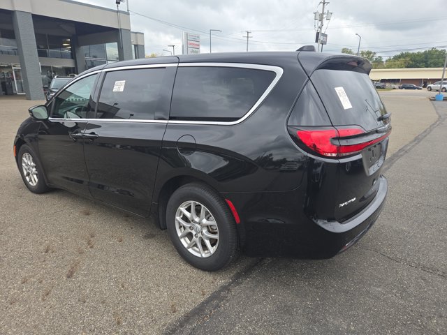Used 2026 Chrysler Pacifica Select FWD image 7