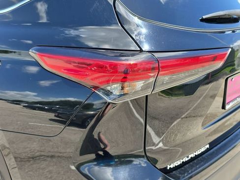 Used 2022 Toyota Highlander XLE FWD image 36