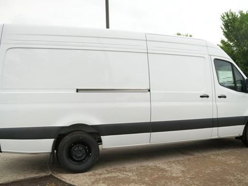 Used 2025 Mercedes-Benz Sprinter 2500 image 9