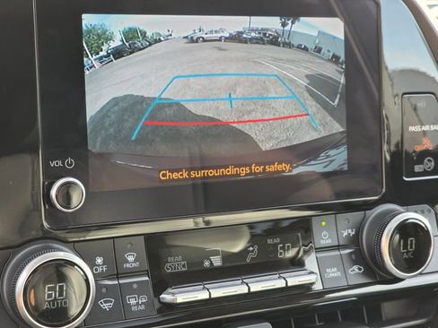 Used 2023 Toyota Highlander XLE image 29