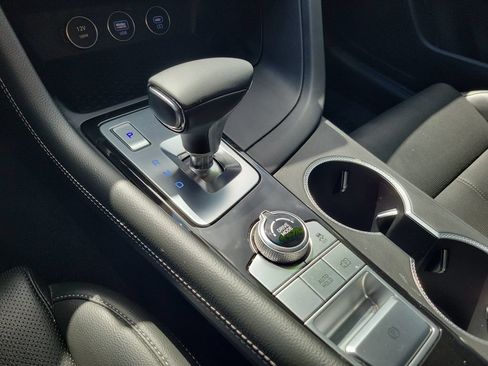 Certified 2025 Genesis G70 2.5T RWD image 29