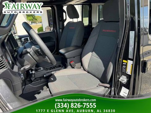 Used 2025 Jeep Wrangler Unlimited Rubicon w/ Convenience Group image 10