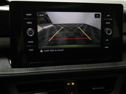 Used 2025 Volkswagen Taos SE image 9