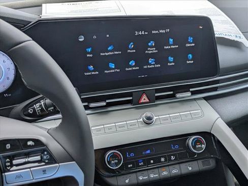 Certified 2025 Hyundai Elantra Limited FWD image 11