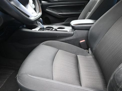 Used 2025 Nissan Altima 2.5 SV FWD image 13