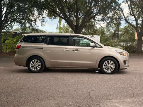 Used 2017 Kia Sedona LX FWD image 4