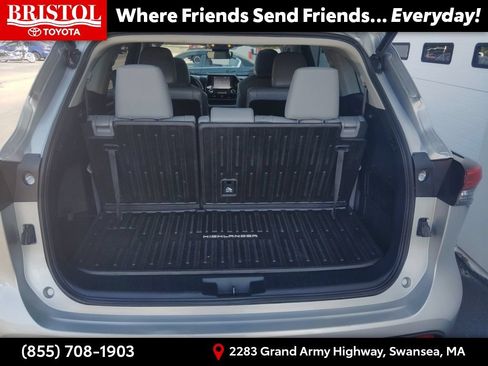 Used 2022 Toyota Highlander XLE AWD/4WD image 33