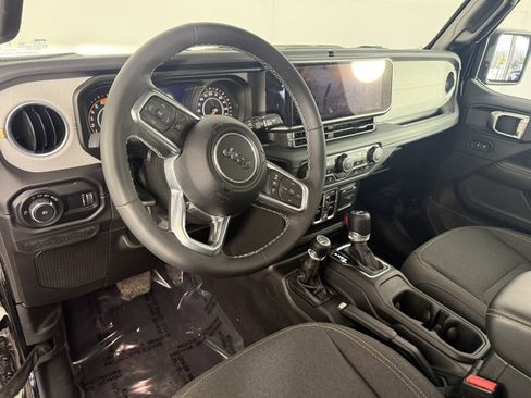 Used 2025 Jeep Wrangler Unlimited Sahara AWD/4WD image 15