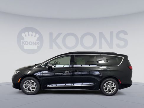 Used 2022 Chrysler Pacifica Limited image 2