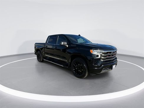 Used 2022 Chevrolet Silverado 1500 High Country w/ Technology Package image 2