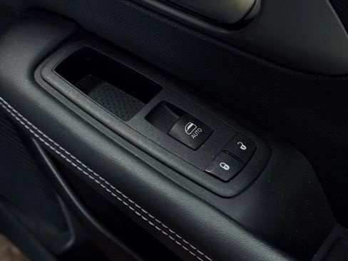 Used 2025 Chrysler Pacifica Select FWD image 15