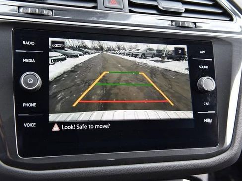 Used 2022 Volkswagen Tiguan SE w/ Panoramic Sunroof Package image 12