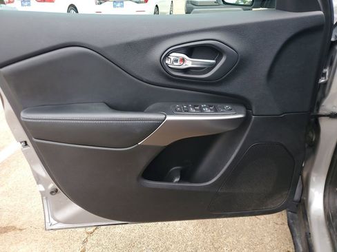 Used 2019 Jeep Cherokee Latitude Plus FWD image 13
