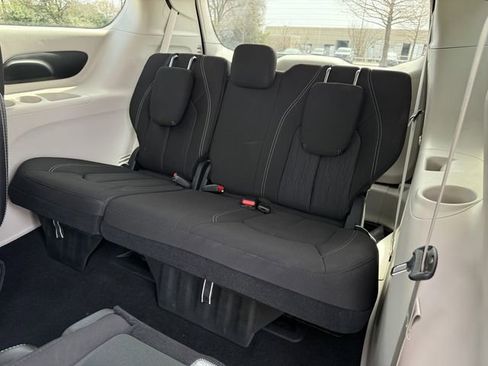 Used 2023 Chrysler Voyager LX image 27