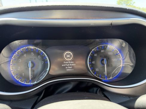 Used 2018 Chrysler Pacifica Limited FWD image 11