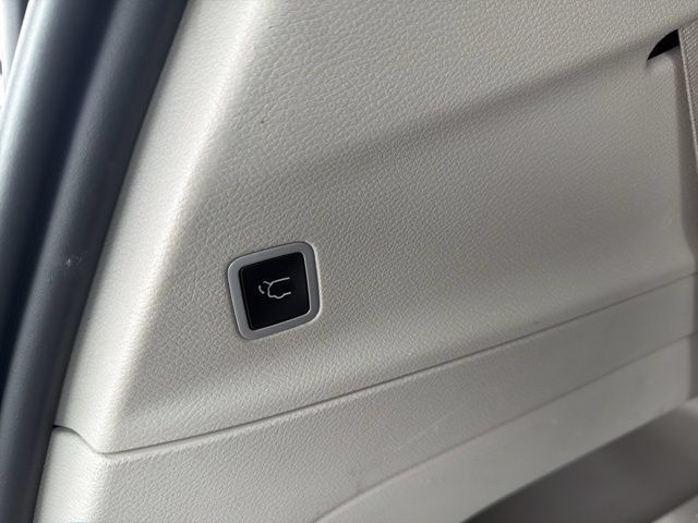 Used 2024 Chrysler Pacifica Touring-L FWD image 23