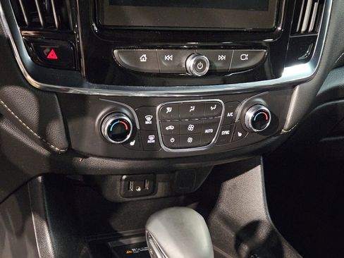 Used 2023 Chevrolet Traverse LT w/ Rear Camera Mirror Package FWD image 32