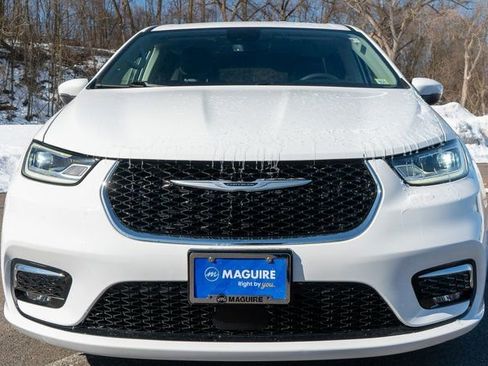 Used 2023 Chrysler Pacifica Touring-L w/ Uconnect Theater Family Group image 3