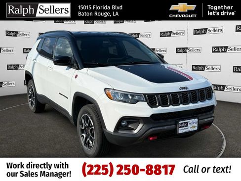 Used 2025 Jeep Compass Trailhawk AWD/4WD image 1