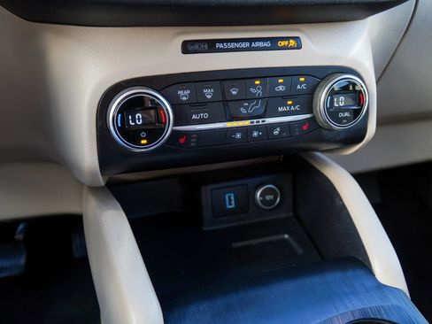 Used 2020 Ford Escape Titanium image 28