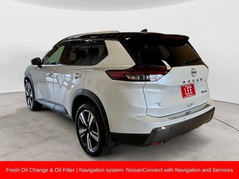 Used 2024 Nissan Rogue SL AWD/4WD image 3