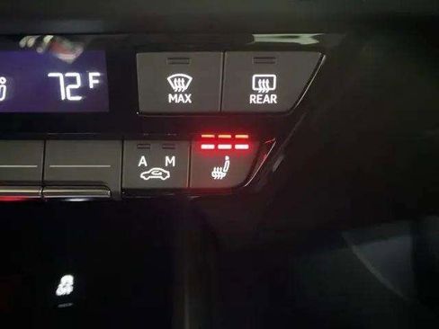 Used 2024 Audi Q4 e-tron Prestige image 56