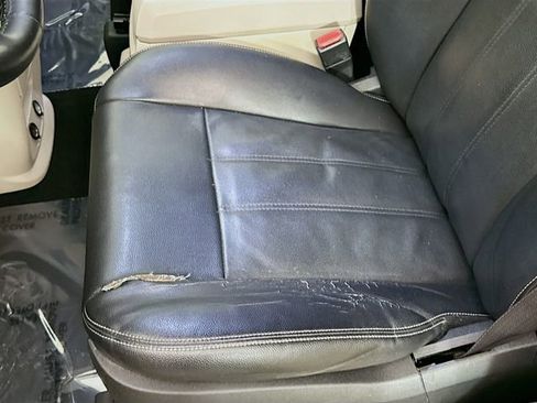 Used 2016 Chrysler Town & Country Touring w/ Driver Convenience Group image 19